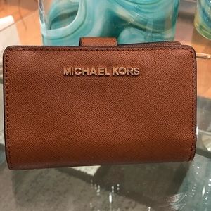 Michael kors wallet 💯% authentic!!